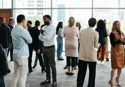 KT-人们在商务活动中会面