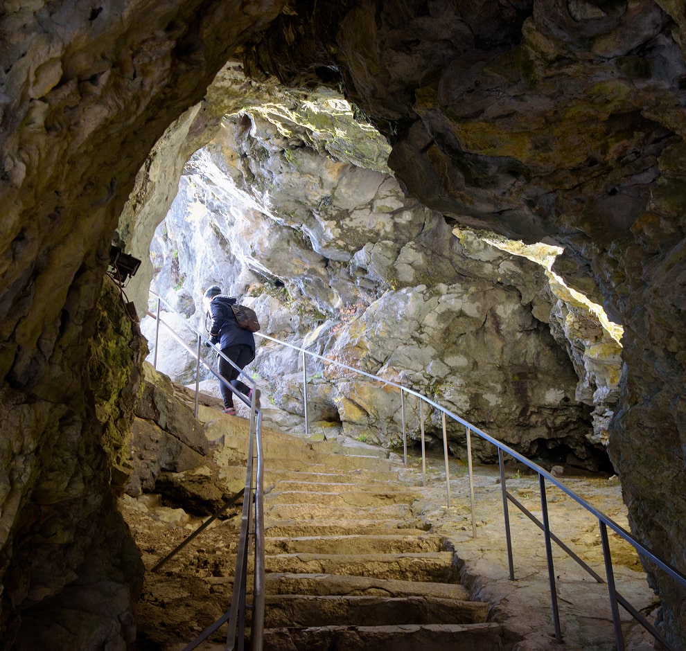 KT - 人們在洞穴中行走