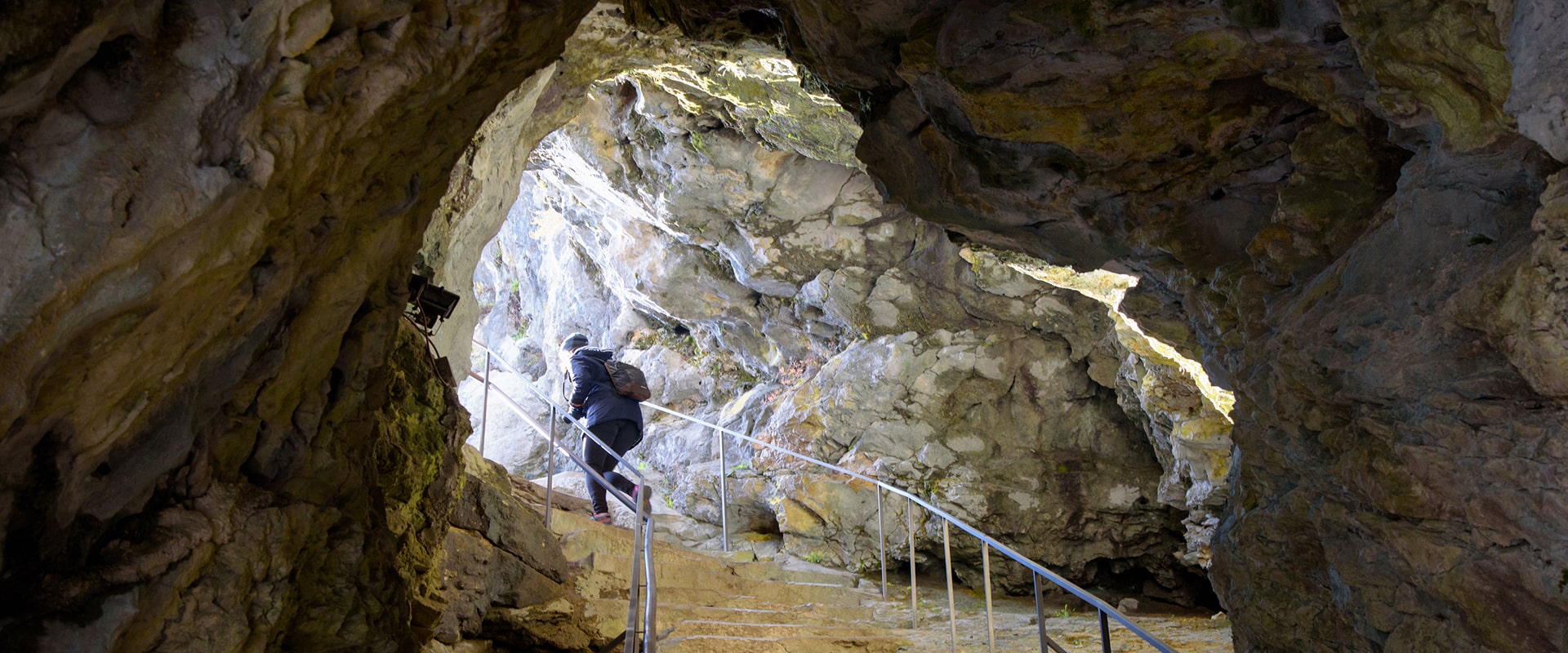 KT - 人們在洞穴中行走