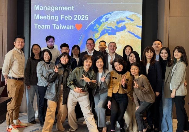 KT - People having a group photo at an event