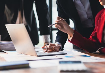 KT-Photo of travel agent helping customer