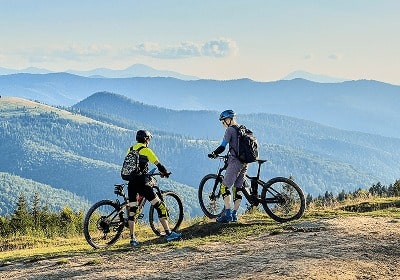 KT - People riding bike