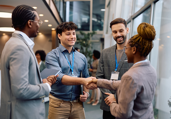 KT - 兩位商務人士會面並握手