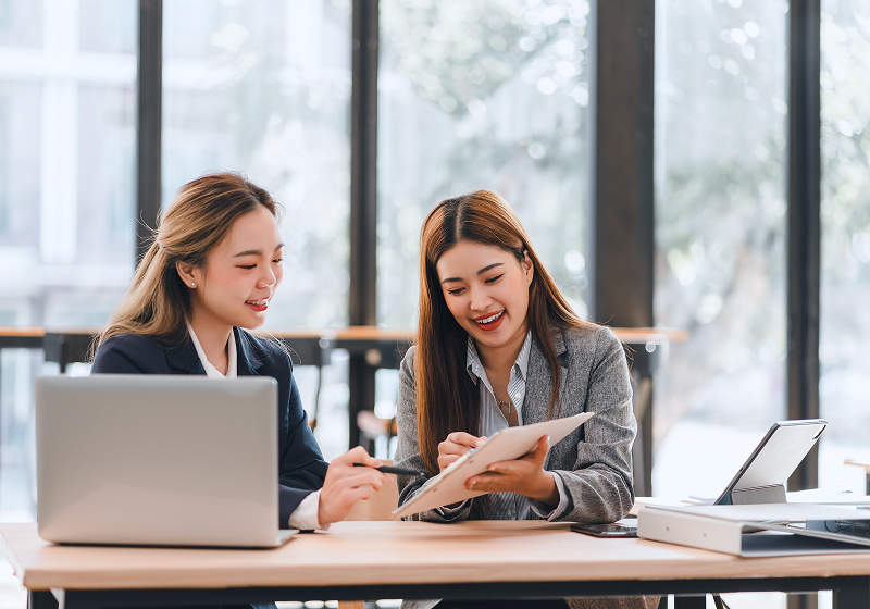 KT - 兩位女商人查看文件