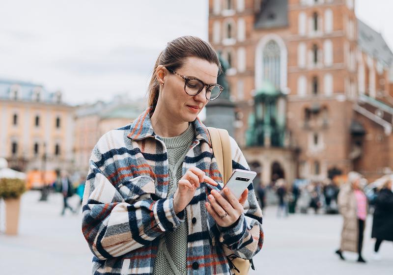 KT - 女士正在查看手機