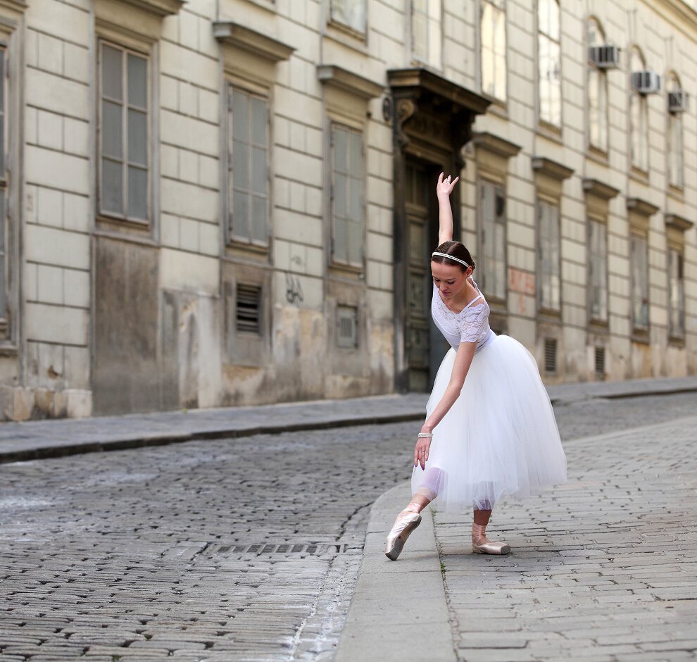 KT - Girl dancing ballet on the street in Vienna
