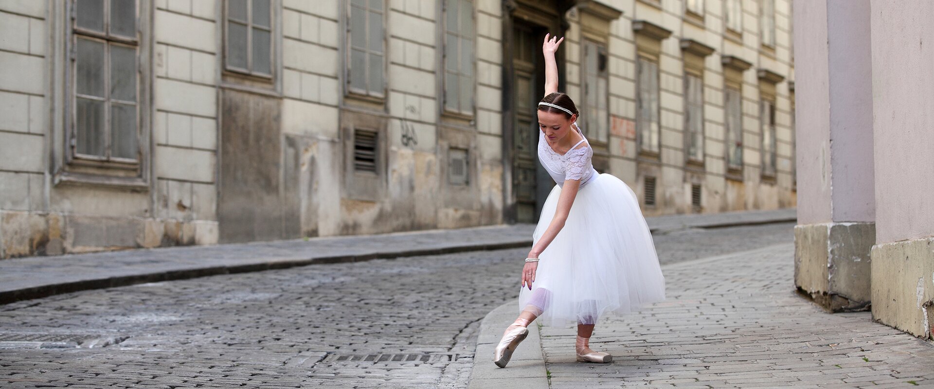 KT - Girl dancing ballet on the street in Vienna