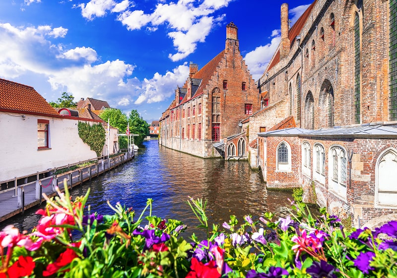 KT-Photo of a river in the city of Belgium