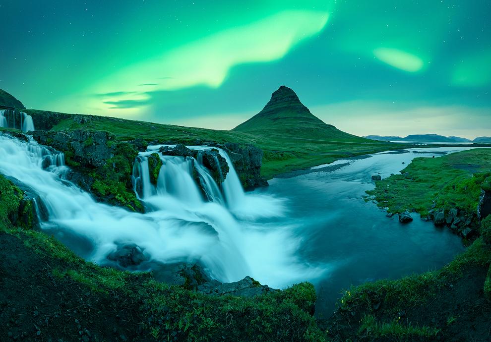 瀑布與山脈上的北極光