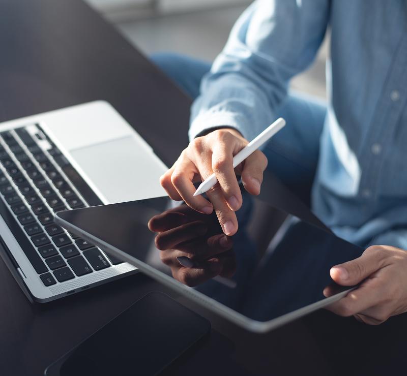 KT - 男子在他的 iPad 上書寫