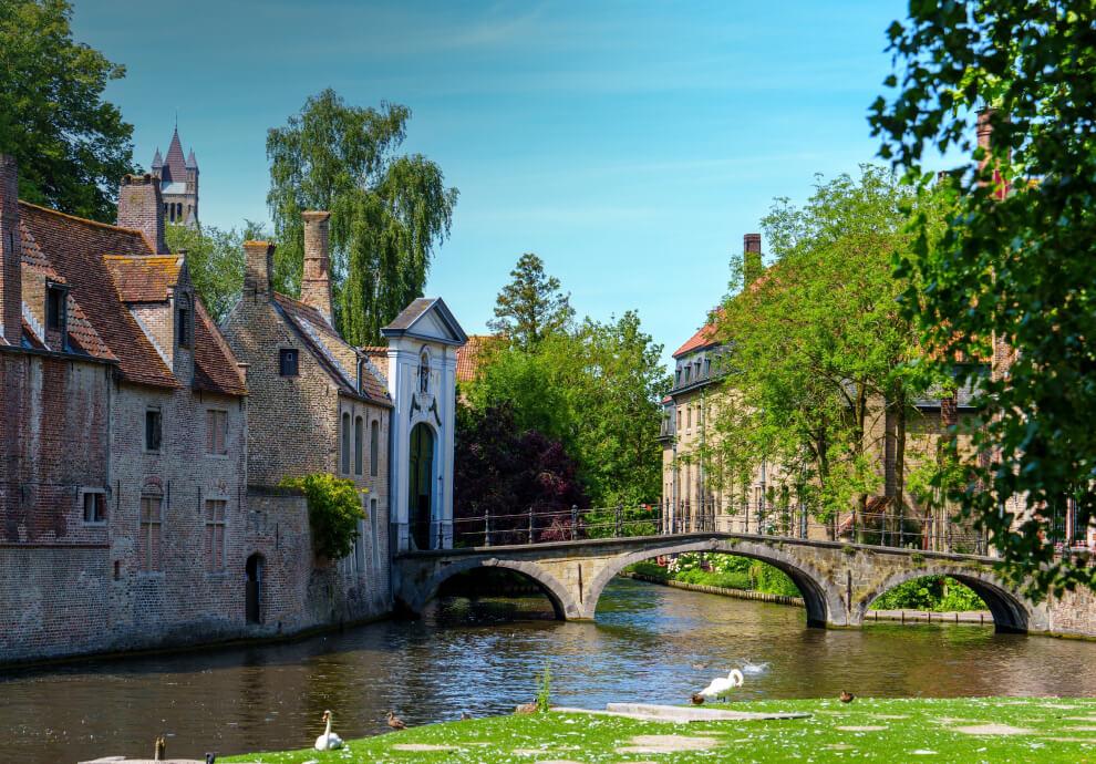 KT- Photo of a bridge in the city of Belgium