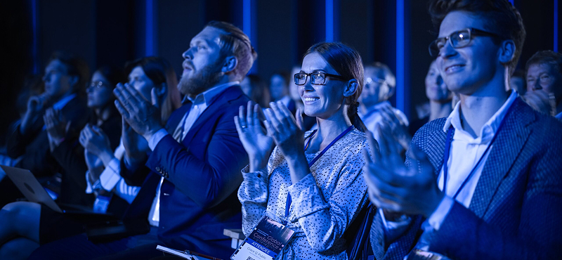 KT - 会议中鼓掌的观众