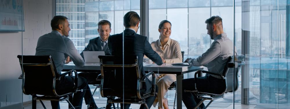 KT - 기업 회의를 하는 사업가들