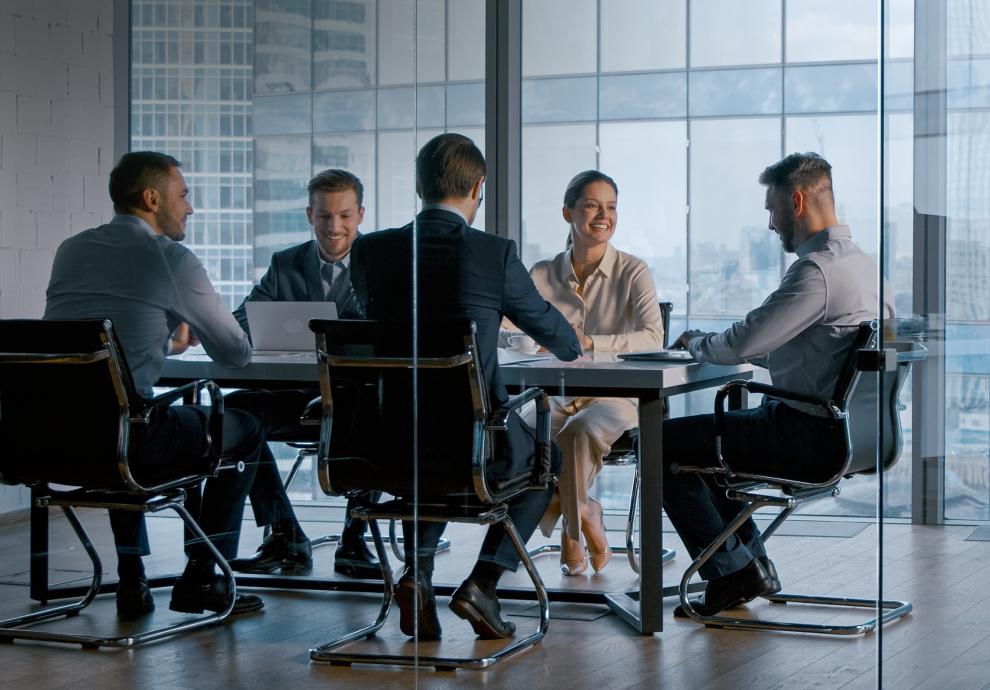 KT - 기업 회의를 하는 사업가들