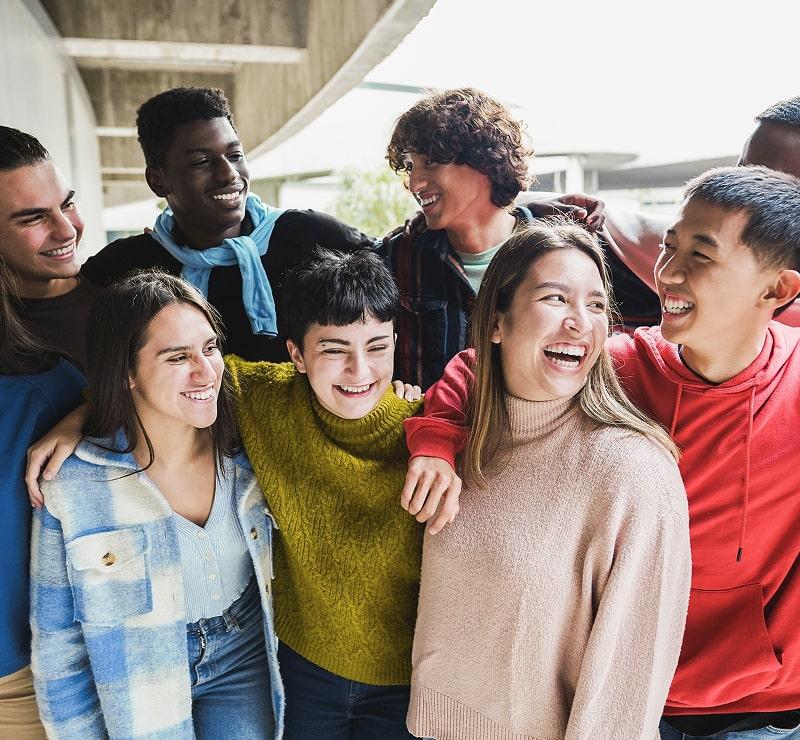 KT - Group of friends laughing