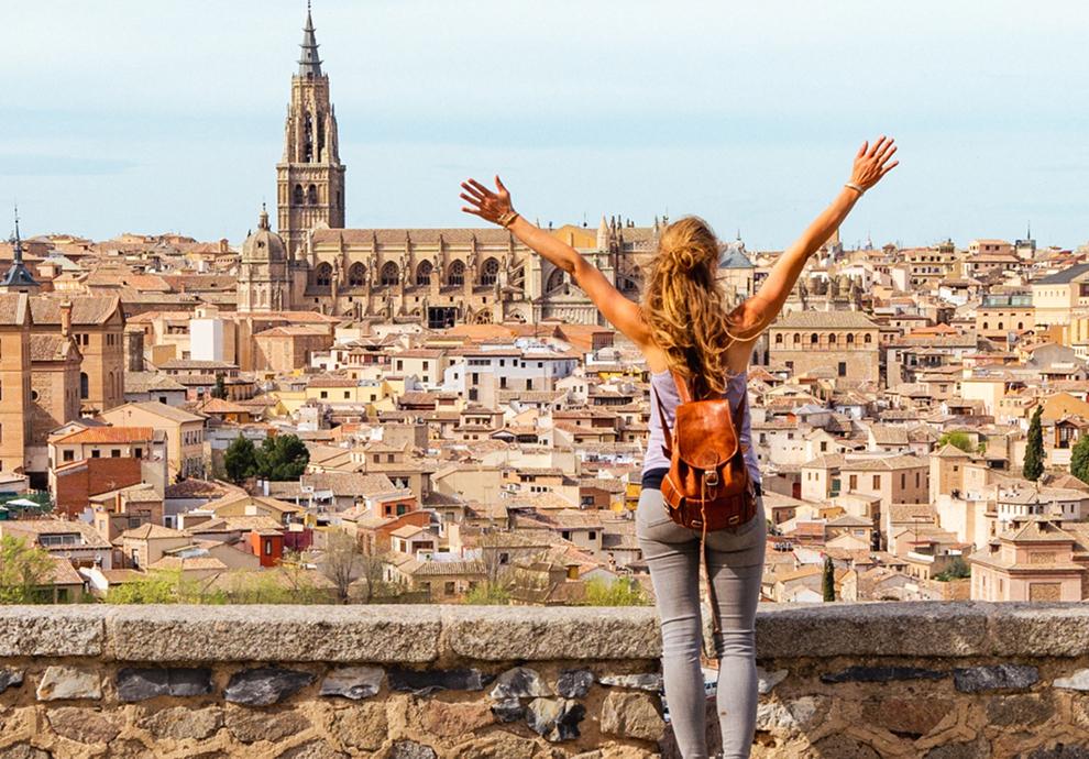 KT - Tourist in front of an ancient city