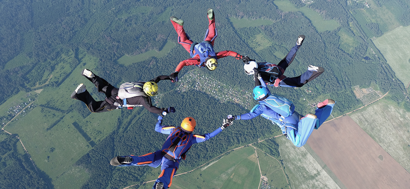 KT - 人们高空跳伞