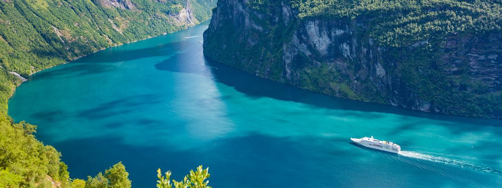 KT - Photo of a cruise on river