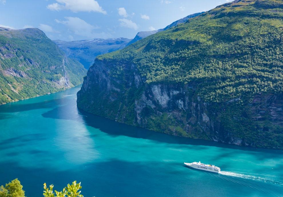 KT - Photo of a cruise on river