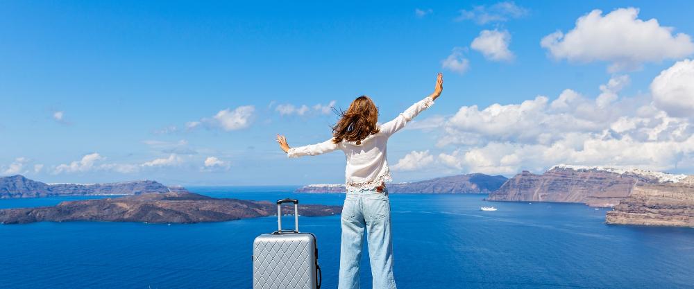 KT-Woman with a suitcase in front of sea