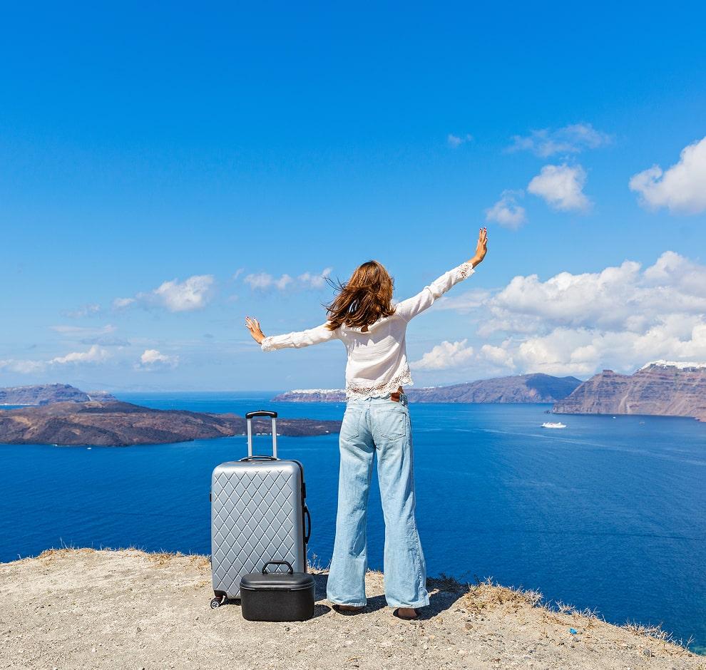 KT-Woman with a suitcase in front of sea