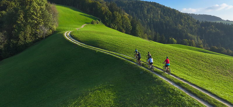 KT - 人们在山丘上骑自行车