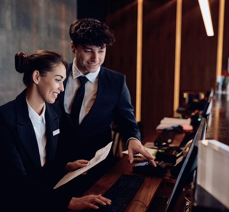 KT-Staff looking at a PC