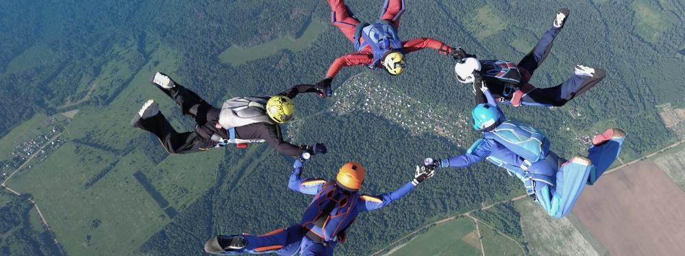 KT - People sky diving