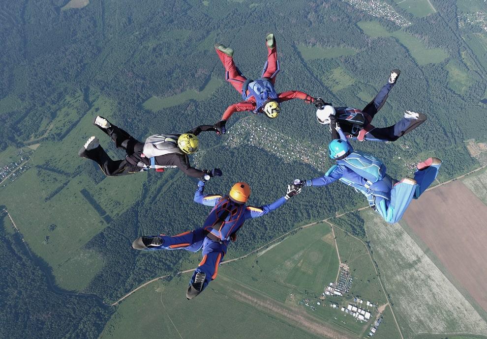 KT - People sky diving